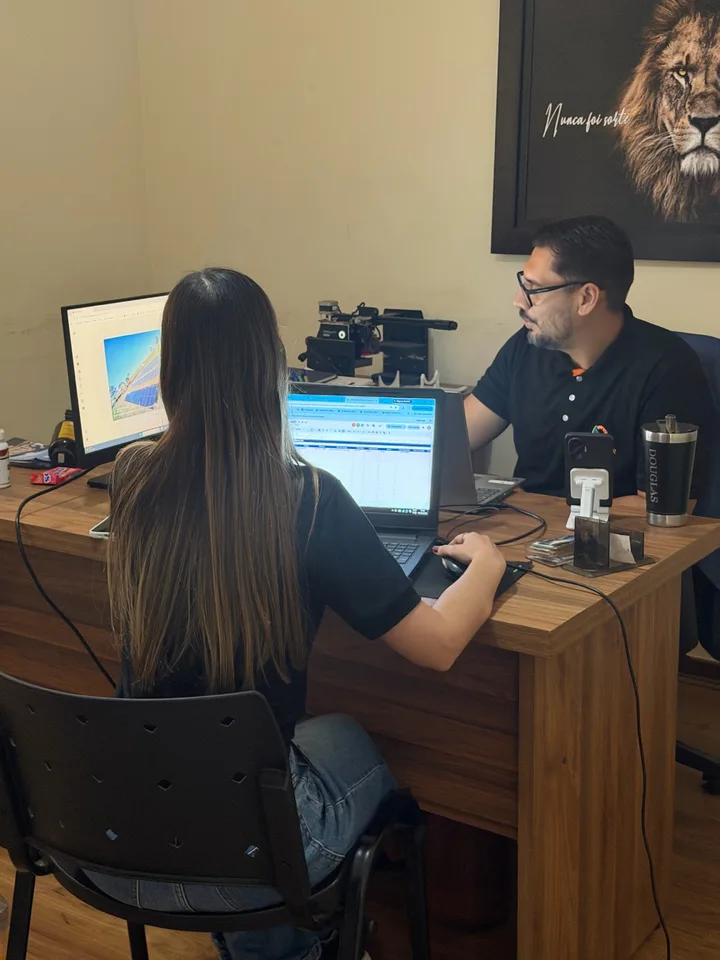 Douglas Barbosa no escritório da NutriSolar